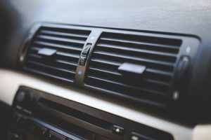 jak używać klimatyzacji w samochodzie zimą